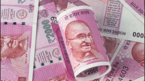 New Indian Rupee 2000 Currency Note after Demonitization (Getty Images/iStockphoto)