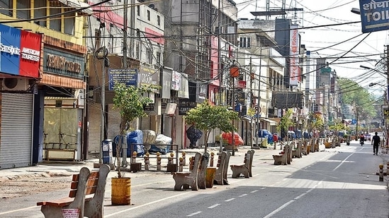 The popular Karol Bagh market wore a deserted look during the weekend curfew on Sunday. (Sanchit Khanna/HT Photo) The popular Karol Bagh market wore a deserted look during the weekend curfew on Sunday. (Sanchit Khanna/HT Photo)