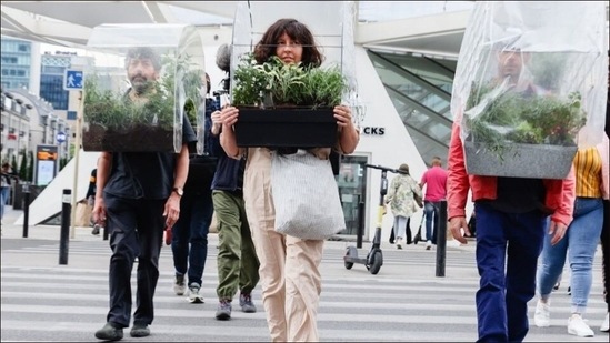 Belgian artist creates 'portable oasis', Covid-free bubble to stroll in Brussels(Instagram/alain.verschueren)