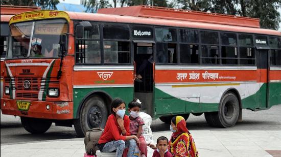 Migrant workers arrive at Anand Vihar Bus Terminal to board a bus to reach their native places after Delhi Government announced a complete lockdown for 6 days due to a surge in coronavirus cases. (ANI) Migrant workers arrive at Anand Vihar Bus Terminal to board a bus to reach their native places after Delhi Government announced a complete lockdown for 6 days due to a surge in coronavirus cases. (ANI)
