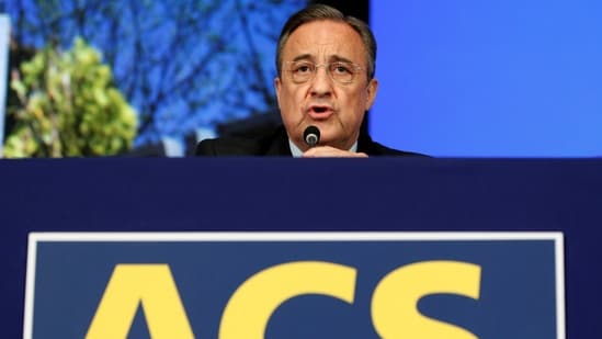 FILE PHOTO: Florentino Perez, chairman of Spain's biggest builder ACS, speaks at the start of the company's extraordinary shareholder meeting in Madrid November 19, 2010. REUTERS/Sergio Perez/File Photo(REUTERS)