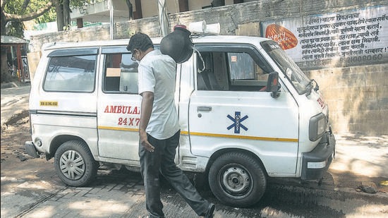 A man performs the last rites around an ambulance that carries body of a Covid-19 victim at Yerawada crematorium, on Monday. (PRATHAM GOKHALE/HT) A man performs the last rites around an ambulance that carries body of a Covid-19 victim at Yerawada crematorium, on Monday. (PRATHAM GOKHALE/HT)