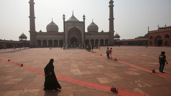 Syed Ahmed Bukhari, the shahi imam of Jama Masjid, said the mosque will remain closed and only the staff residing on its premises will be allowed to participate in prayers. (Photo: Amal KS/HT (For representational purposes only)) Syed Ahmed Bukhari, the shahi imam of Jama Masjid, said the mosque will remain closed and only the staff residing on its premises will be allowed to participate in prayers. (Photo: Amal KS/HT (For representational purposes only))