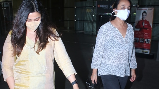Soni Razdan with daughter Shaheen Bhatt at the airport.