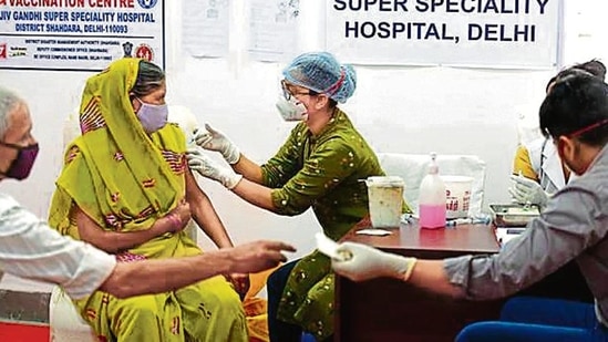A health worker administers a dose of Covid-19 vaccine at Rajiv Gandhi Super Speciality Hospital. (Raj K Raj/HT PHOTO) A health worker administers a dose of Covid-19 vaccine at Rajiv Gandhi Super Speciality Hospital. (Raj K Raj/HT PHOTO)
