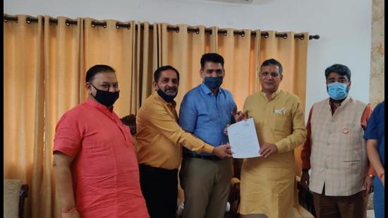 Members of Ambala private school bodies submitting a memorandum to Haryana education minister Kanwar Pal in Chandigarh on Tuesday. (HT Photo) Members of Ambala private school bodies submitting a memorandum to Haryana education minister Kanwar Pal in Chandigarh on Tuesday. (HT Photo)