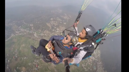 The image shows Rupesh Maity paragliding while singing Maa Tujhe Salaam.(Instagram/@rupeshmaity) The image shows Rupesh Maity paragliding while singing Maa Tujhe Salaam.(Instagram/@rupeshmaity)