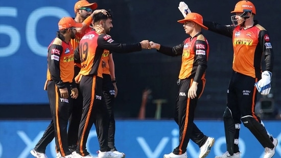 SRH kept taking wickets at regular intervals. (IPL)
