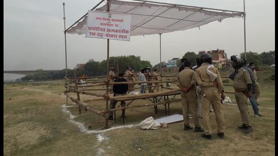 Temporary crematorium near Vishwasundari Bridge in Varanasi. Temporary crematorium near Vishwasundari Bridge in Varanasi.