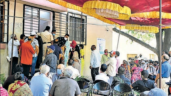 A crowd of beneficiaries at Dalvi hospital in Shivajinagar on Tuesday after vaccine stock at the hospital ran out. (KALPESH NUKTE/HT) A crowd of beneficiaries at Dalvi hospital in Shivajinagar on Tuesday after vaccine stock at the hospital ran out. (KALPESH NUKTE/HT)