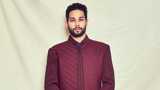 Siddhant Chaturvedi in a wine toned ensemble (Photo: Instagram/KunalAnilTanna)