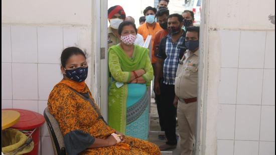 Heavy rush outside the Covid testing centre in the Bathinda civil hospital on Wednesday. (SanjeevKumar//HT) Heavy rush outside the Covid testing centre in the Bathinda civil hospital on Wednesday. (SanjeevKumar//HT)