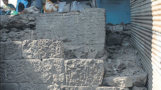 Remains of the fort wall near Mote Mangal Karyalay in Pune. (HT PHOTO) Remains of the fort wall near Mote Mangal Karyalay in Pune. (HT PHOTO)