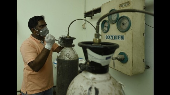 Following parleys between the state and central officials, Centre, later in the evening, said that supply of medical allocation plan is being updated. (Vipin Kumar /HT) Following parleys between the state and central officials, Centre, later in the evening, said that supply of medical allocation plan is being updated. (Vipin Kumar /HT)