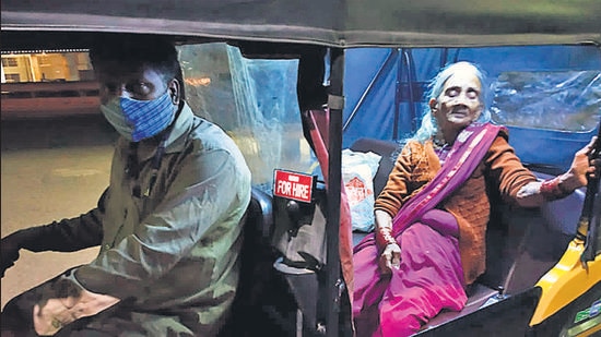 Jehangir Pathan, a resident of Shastrinagar, Kothrud, has taken 41 Covid patients to hospital at no charge in his rickshaw, in this second wave. (HT PHOTO)