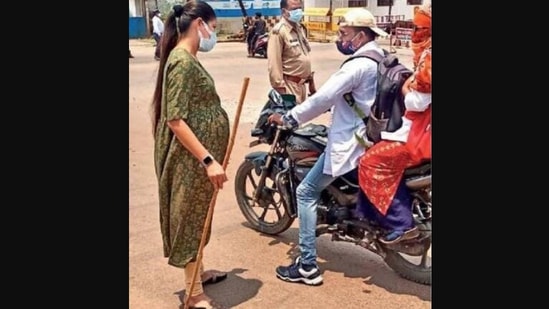 The image shows DSP Shilpa Sahu talking to a commuter. (Screengrab)