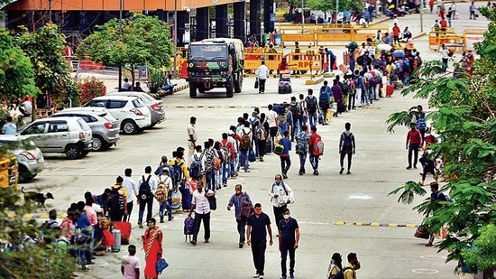 A queue of migrant workers outside the Anand Vihar Railway Station on Tuesday. (Amal KS/HT Photo) A queue of migrant workers outside the Anand Vihar Railway Station on Tuesday. (Amal KS/HT Photo)