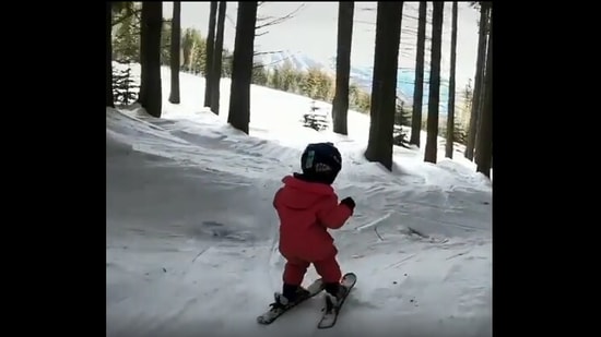 The image shows two-year-old skier named Adia Leidums.(Instagram/@thatmountainlife)