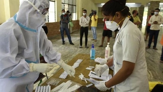 Several RWAs and NGOs on Wednesday said though the district administration was providing them oxygen cylinders or concentrators, they were not able to find staff that could use them. (Parveen Kumar/ Hindustan Times) Several RWAs and NGOs on Wednesday said though the district administration was providing them oxygen cylinders or concentrators, they were not able to find staff that could use them. (Parveen Kumar/ Hindustan Times)