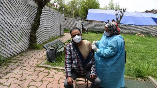 Of the new cases, 1,299 cases are from Kashmir while 905 are from Jammu, including 410 travellers. So far, 90 people have lost their lives to the disease this month. (Waseem Andrabi/HT) Of the new cases, 1,299 cases are from Kashmir while 905 are from Jammu, including 410 travellers. So far, 90 people have lost their lives to the disease this month. (Waseem Andrabi/HT)