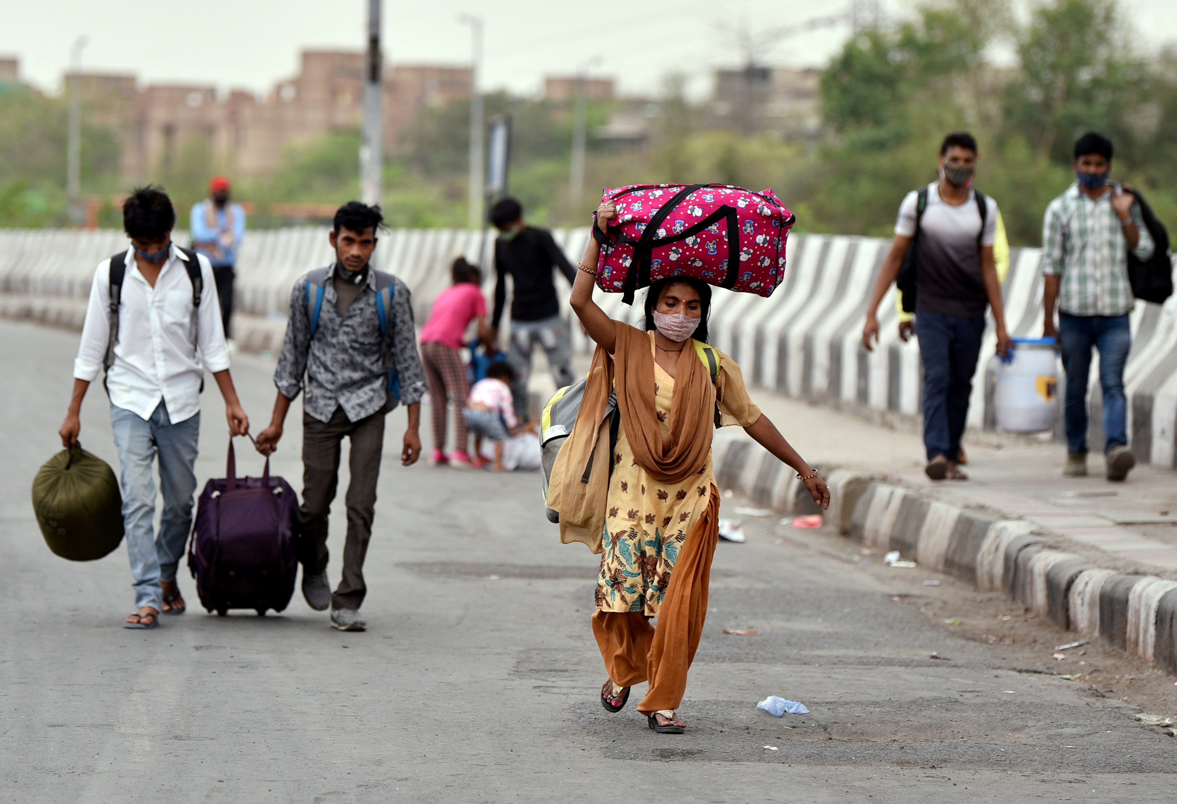 Delhi Under Lockdown, Migrants Rush To Home States | In Photos | Latest ...