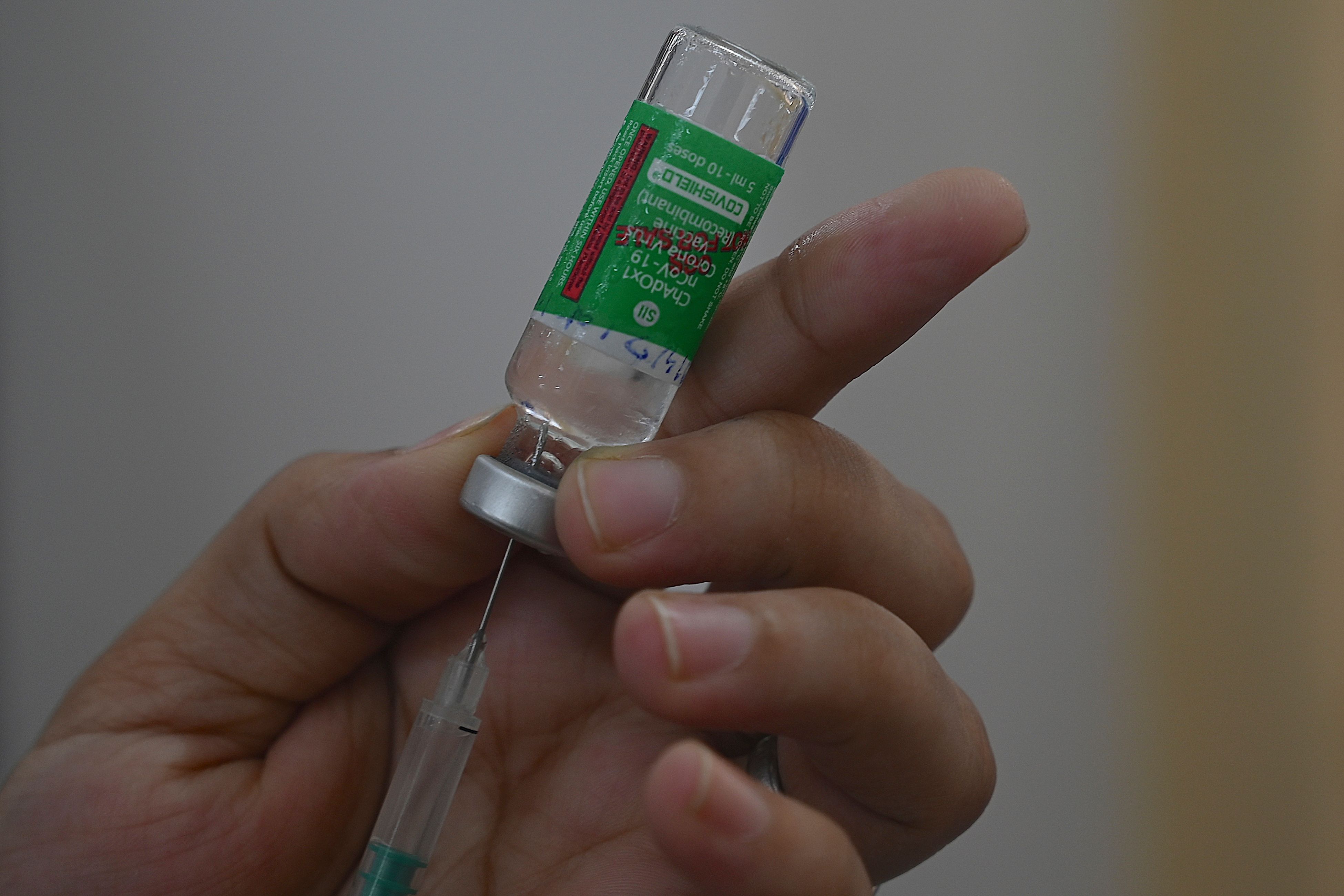 A medical staff fills a syringe with the Covishield, AstraZeneca-Oxford's Covid-19 coronavirus vaccine at a vaccination centre amidst rising Covid-19 coronavirus cases, in Mumbai.(AFP) A medical staff fills a syringe with the Covishield, AstraZeneca-Oxford's Covid-19 coronavirus vaccine at a vaccination centre amidst rising Covid-19 coronavirus cases, in Mumbai.(AFP)