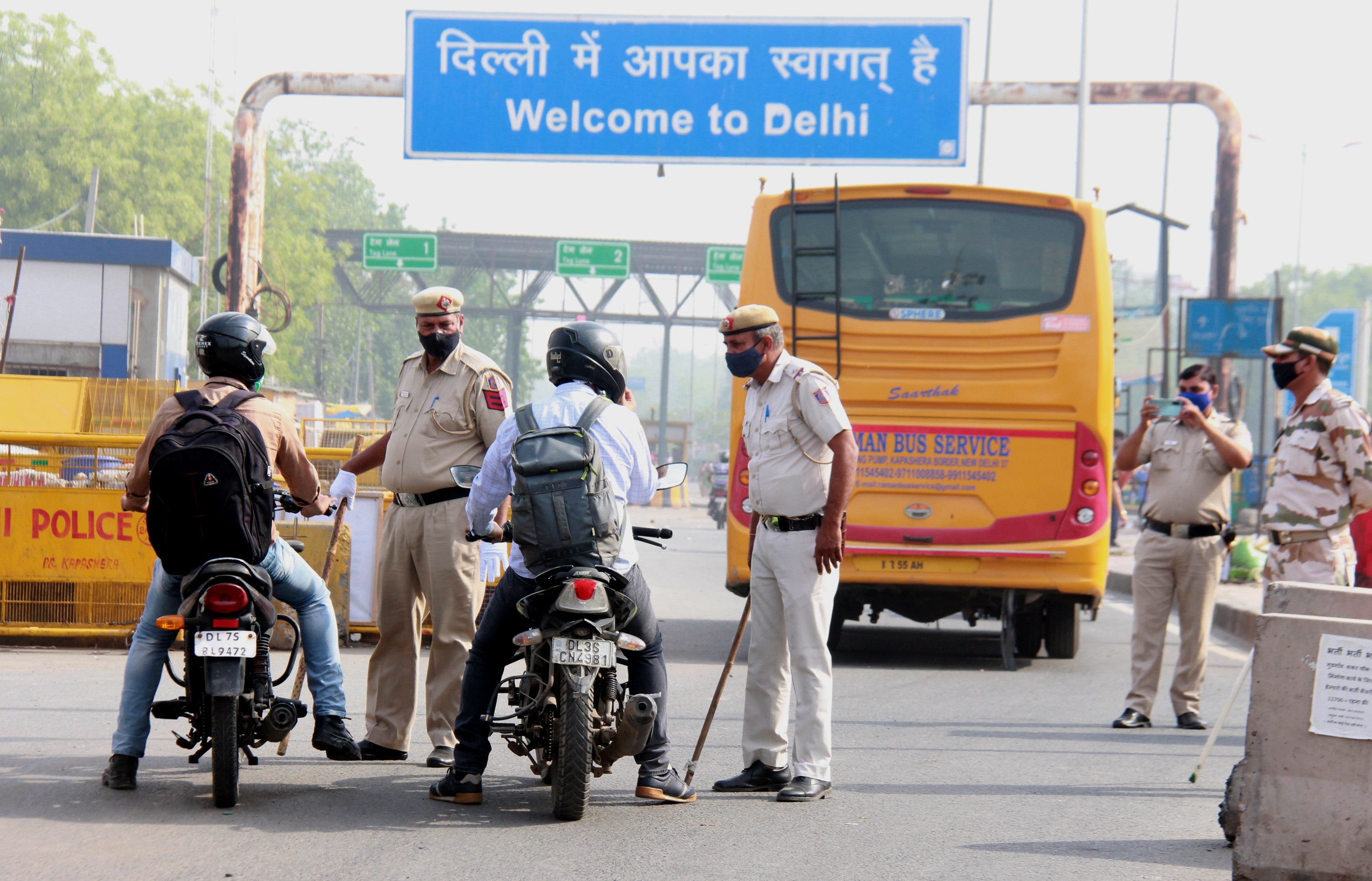 Delhi Police personnel check lockdown passes for commuters at Dundahera-Kapashera Delhi border. (PTI) Delhi Police personnel check lockdown passes for commuters at Dundahera-Kapashera Delhi border. (PTI)