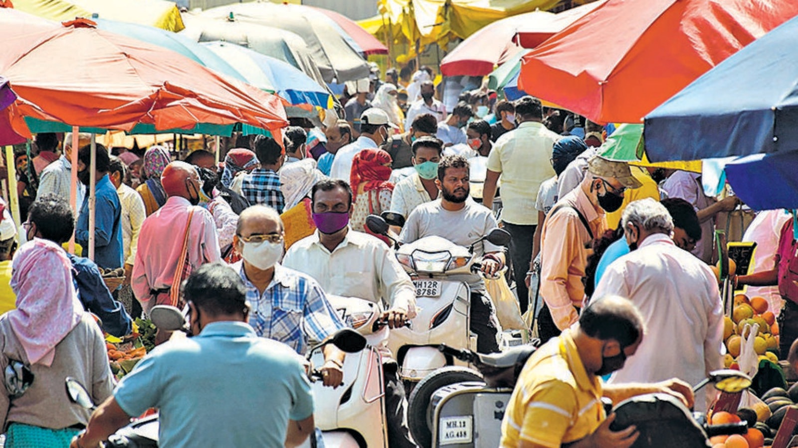 Lockdown restrictions leave marketplaces overcrowded in Pune