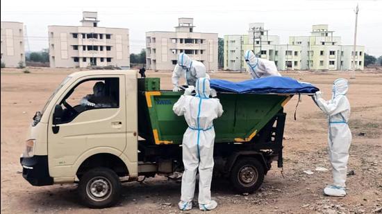 Medical workers carrying the body of a person who died due to Covid-19. (ANI) Medical workers carrying the body of a person who died due to Covid-19. (ANI)