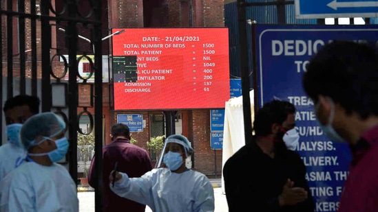 A digital public information board notifies total occupancy of Covid-19 dedicated beds at LNJP Hospital, in New Delhi, on April 21. After the April 21 tally, the seven-day average of new cases in India now stands at 264,838 a day – higher even than America’s third wave, HT reported.(Ajay Aggarwal / HT Photo)