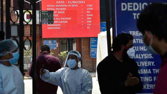 A digital public information board notifies total occupancy of Covid-19 dedicated beds at LNJP Hospital, in New Delhi. (Ajay Aggarwal / HT Photo)
