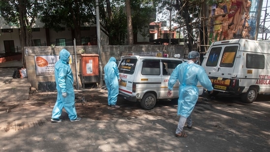 Workers in PPE kits take dead body out of ambulance of Covid-19 victim for cremation at Yerwada crematorium in Pune. (Pratham Gokhale/Hindustan Times) Workers in PPE kits take dead body out of ambulance of Covid-19 victim for cremation at Yerwada crematorium in Pune. (Pratham Gokhale/Hindustan Times)