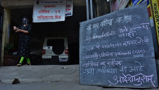A notice board notifying non-availability of Remdesivir injections outside TMC's C.R. Wadia Hosptial, in Thane, Mumbai, India, on Wednesday, April 21, 2021. (Praful Gangurde / HT Photo)