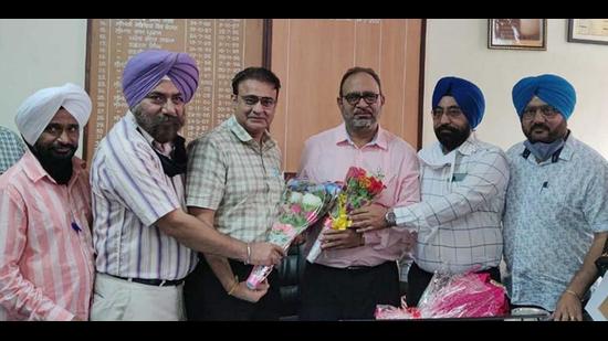 Members of the teachers’ unions and district education office staff congratulating new district education officer (secondary) Lakhvir Singh in Ludhiana on Thursday. (HT photo) Members of the teachers’ unions and district education office staff congratulating new district education officer (secondary) Lakhvir Singh in Ludhiana on Thursday. (HT photo)