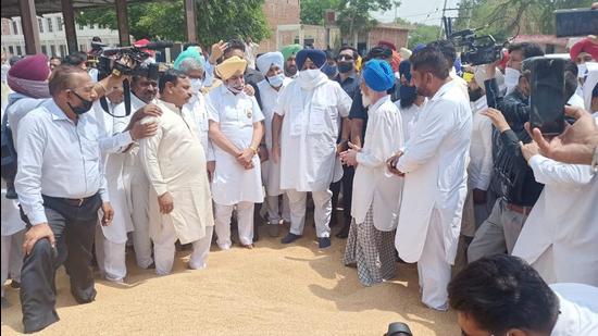Shiromani Akali Dal president Sukhbir Singh Badal hearing out grievances of farmers during a visit to the grain market at Goniana in Bathinda district on Thursday. (Sanjeev Kumar/HT) Shiromani Akali Dal president Sukhbir Singh Badal hearing out grievances of farmers during a visit to the grain market at Goniana in Bathinda district on Thursday. (Sanjeev Kumar/HT)