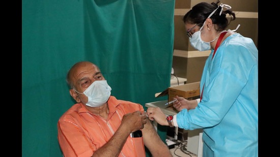 Haryana’s sample positivity rate on Thursday reached 5.59% from 5.48% and the recovery rate came down to 84.10% from Wednesday’s 84.54%. (HT Photo)