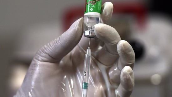 The Centre will continue to acquire vaccines, which may be used to vaccinate the 45-plus population or to supply to state governments.(File Photo / HT)