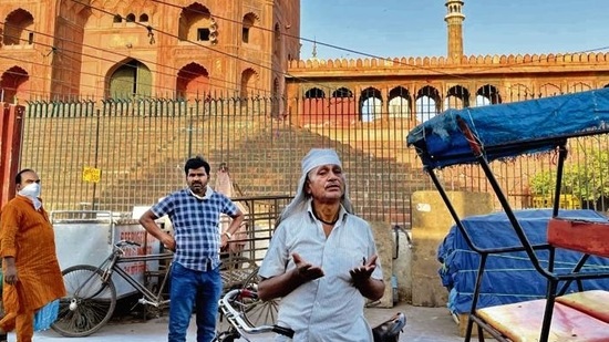 The puller is wearing a check lungi, his head covered in a white gamcha. (Mayank Austen Soofi) The puller is wearing a check lungi, his head covered in a white gamcha. (Mayank Austen Soofi)