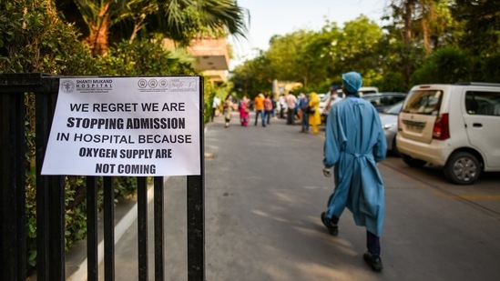 A notice pasted outside Shanti Mukund Hospital notifying a shortage of oxygen beds, in New Delhi on April 22. Multiple hospitals -- including Sir Ganga Ram, Saroj, Holy Family, Aakash, and Rajiv Gandhi Super Specialty — said they had either run out of their liquid medical oxygen and had switched to back-up cylinders, or were soon in danger of running out. Some even discharged patients and asked them to go to other facilities.(Amal KS / HT Photo)