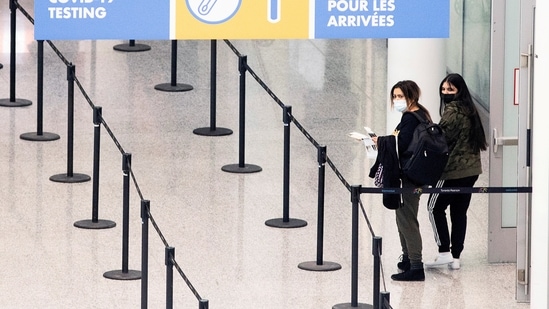 Passengers arrive at Toronto's Pearson airport after mandatory coronavirus disease (COVID-19) testing took effect for international arrivals in Mississauga, Ontario, Canada. (REUTERS) Passengers arrive at Toronto's Pearson airport after mandatory coronavirus disease (COVID-19) testing took effect for international arrivals in Mississauga, Ontario, Canada. (REUTERS)