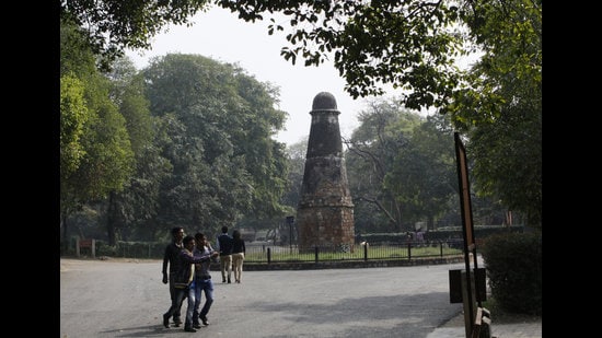 Smack in the heart of Delhi, a 16th-century kos minar that once told travellers they were on the Grand Trunk Road. The 30-ft-tall tapering brick towers were commissioned by the Afghan invader Sher Shah Suri and set at distances of 1 kos, approximately 1.8 km. (HT Archive)