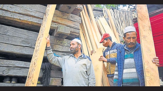 The sturdy Kashmiri migrants, known as ‘Khans’ and ‘camel of the hills’ carry the state’s economy on their shoulders as they clear landslide and snowbound roads and lug heavy loads to areas inaccessible by roads. (Deepak Sansta / HT) The sturdy Kashmiri migrants, known as ‘Khans’ and ‘camel of the hills’ carry the state’s economy on their shoulders as they clear landslide and snowbound roads and lug heavy loads to areas inaccessible by roads. (Deepak Sansta / HT)