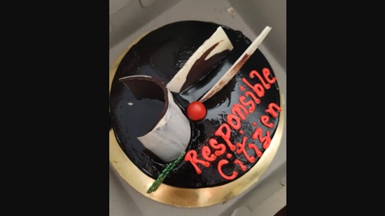 The image shows the cake sent by Mumbai Police.(Twitter/@samysays)