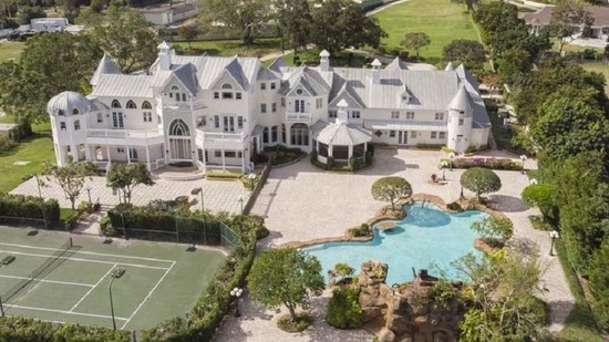 Assuming no one lived at the vacant home, Courtney Wilson invited guests to his wedding and related festivities, which included a red-carpet cocktail on Saturday afternoon and a breakfast on Sunday morning. (Coldwell Banker Residential Real Estate/Snopes.com) Assuming no one lived at the vacant home, Courtney Wilson invited guests to his wedding and related festivities, which included a red-carpet cocktail on Saturday afternoon and a breakfast on Sunday morning. (Coldwell Banker Residential Real Estate/Snopes.com)