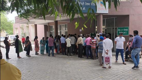 Long queues are being witnessed outside the Ludhiana civil surgeon’s office, where Covid tests are conducted for free. (HT Photo) Long queues are being witnessed outside the Ludhiana civil surgeon’s office, where Covid tests are conducted for free. (HT Photo)