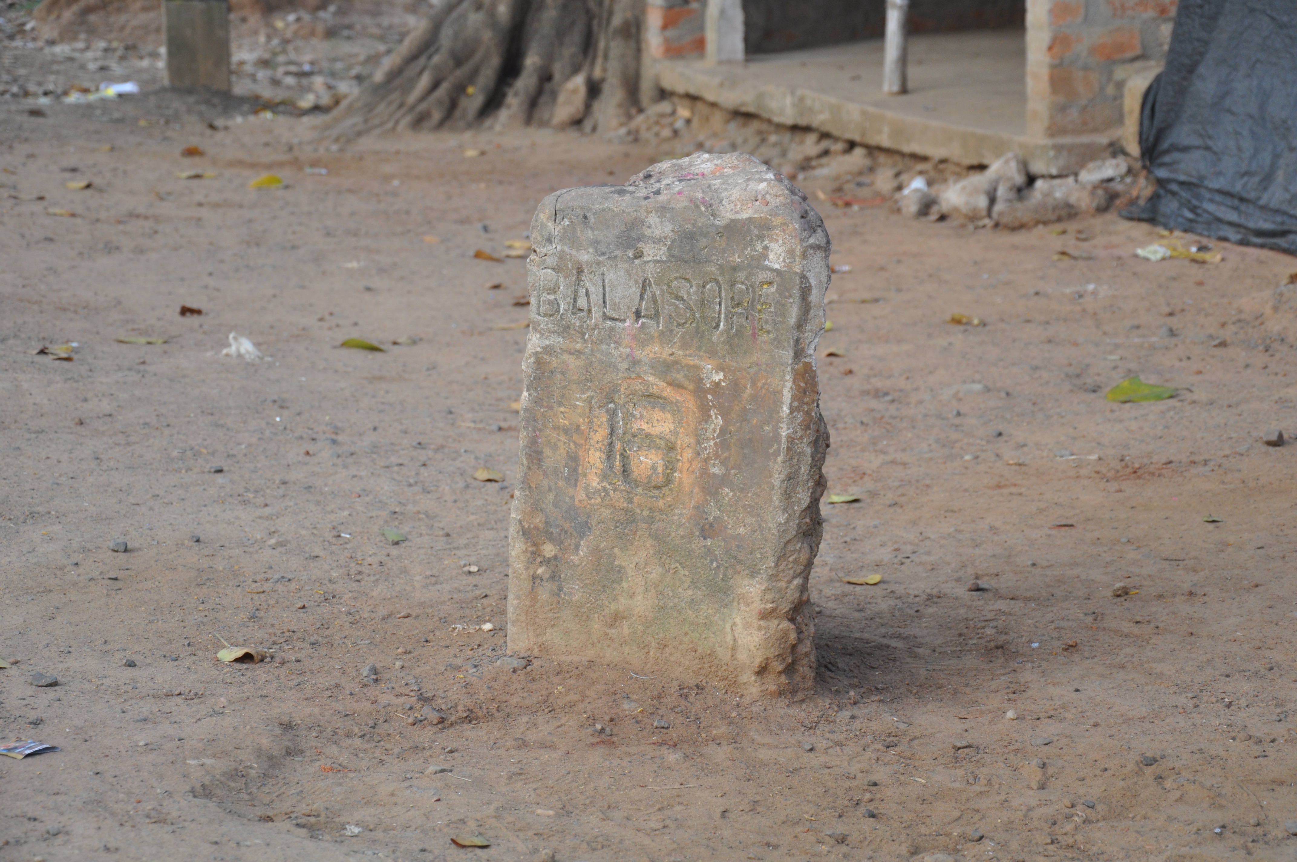 A British-era milestone along the Jagannath Sadak. “The Marathas, Mughals, Afghans and later the British East India Company took this road to conquer Odisha. It was also an important trade route,” says Dhir. (Anil Dhir)