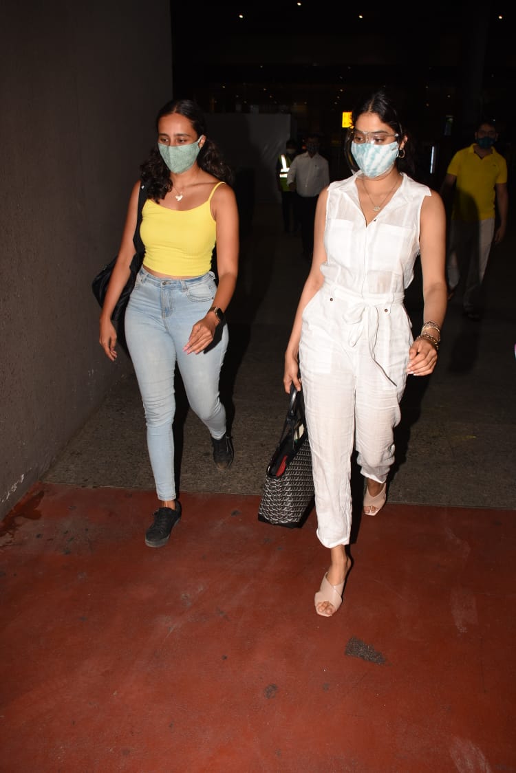 Janhvi Kapoor with Namrata Purohit at the airport.