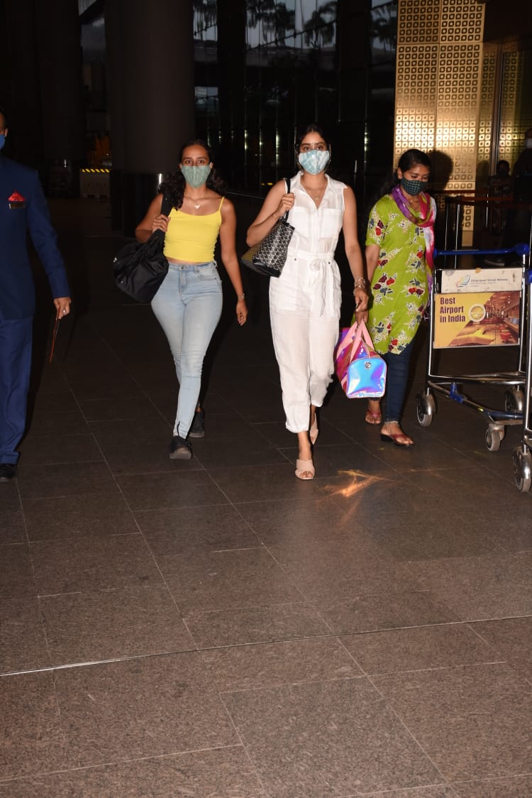 Namrata Purohit had shared video of Janhvi Kapoor and Sara Ali Khan exercising together. Namrata Purohit had shared video of Janhvi Kapoor and Sara Ali Khan exercising together.