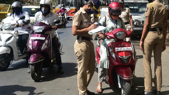 Mumbai Police personnel check the vehicles at a police check post on Friday. (Photo by Anshuman Poyrekar/Hindustan Times)