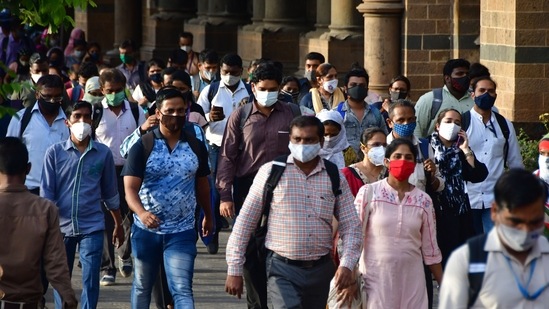 Essential service workers rush to board a suburban train at CSMT station in Mumbai on April 23. At the other end of the spectrum, Maharashtra, India’s worst-hit state by the disease, has seen the second least change in positivity rate – the number went from 21.9% to 25.2%, a rise of 3.3 percentage points. If the state manages to turn this number around, then it may point to a peak to a peak of infections in the state.(Bhushan Koyande / HT Photo)